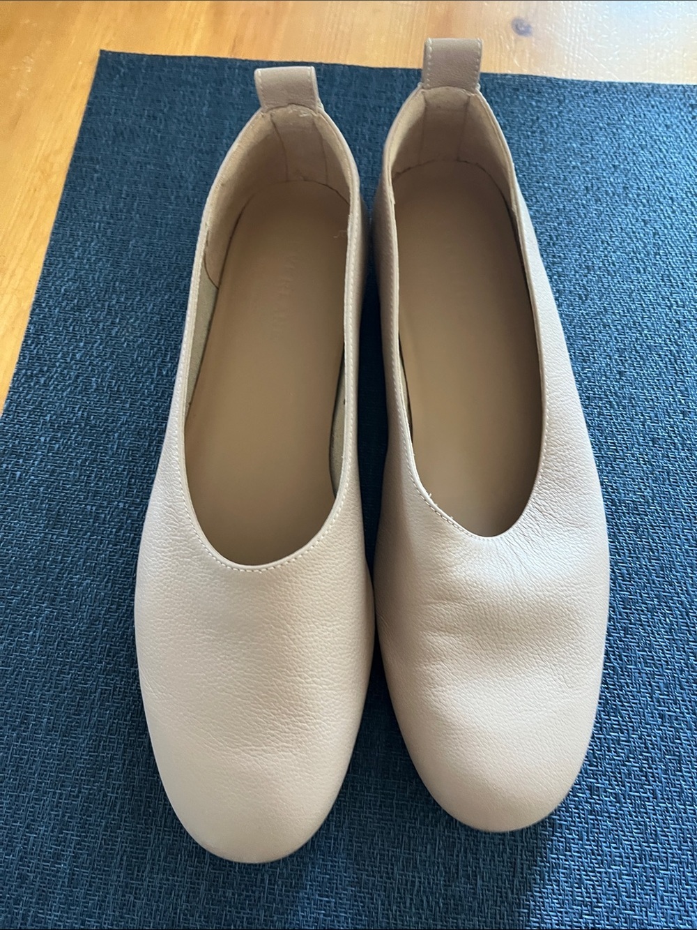 Everlane Women's Leather Slip-On Flats in Light Beige Day Glove NWOT